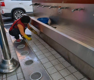 학교 수돗가 청소